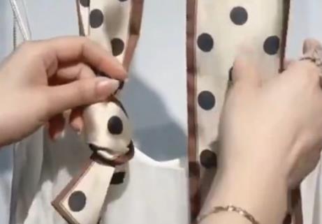 蝴蝶結絲巾系法