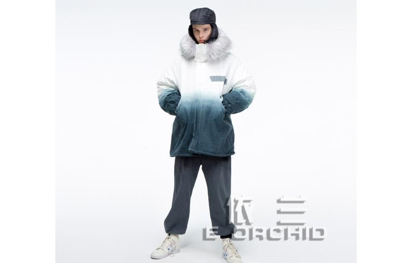 白色帶毛領(lǐng)棉服